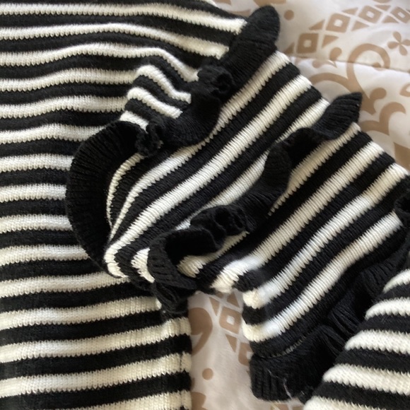 🛍️🛍️ 3 for $5 Ruffle sweater - Picture 2 of 5